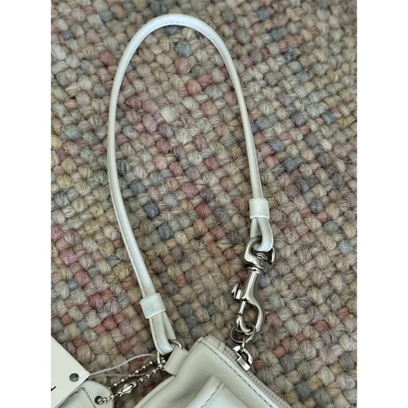 NWT Vintage SOHO Coach Off White/Cream Leather Wristlet w/Front Buckle BEAUTIFUL - Picture 5 of 11